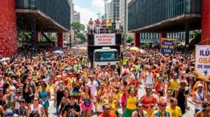 São Paulo entra no ritmo do Carnaval: veja os blocos imperdíveis que agitam a cidade neste domingo, 18 de janeiro de 2026