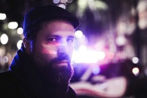Entre a ausência e a presença: Carlito Mazzoni estreia o álbum 'Na Janela do Vazio'