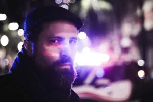 Entre a ausência e a presença: Carlito Mazzoni estreia o álbum 'Na Janela do Vazio'