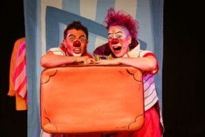 O que será que tem na mala?, espetáculo do Circo di SóLadies | Nem SóLadies, tem apresentação gratuita neste domingo (17) no Sesc Bom Retiro O que será que tem na mala?, espetáculo do Circo di SóLadies | Nem SóLadies, tem apresentação gratuita neste domingo (17) no Sesc Bom Retiro