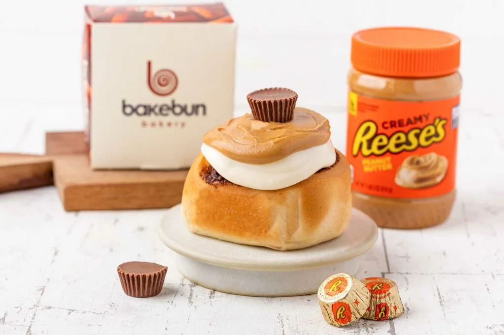 Reese’s e Bakebun celebram o I Love Reese’s Day com cinnamon roll especial